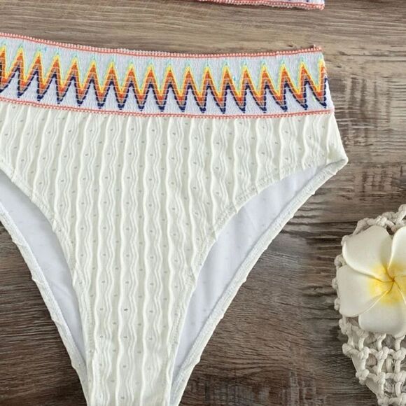 Bikini    - Picture 8 of 11